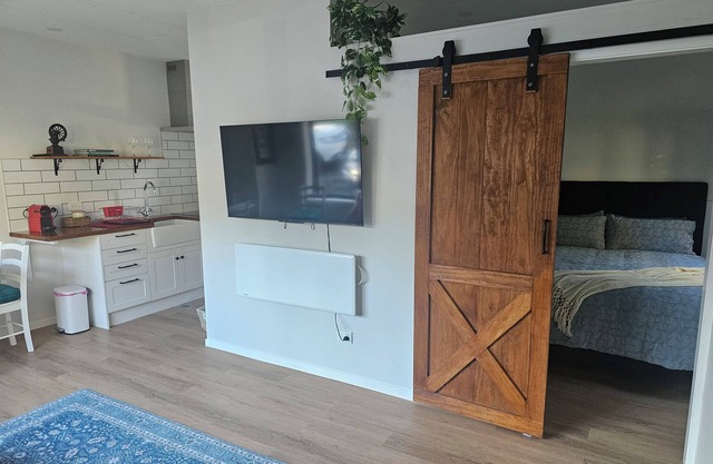 Relax and enjoy the North Shore in this cozy and stylish unit.