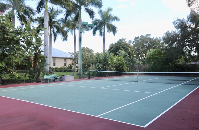 Relax and Play: Private Pool, Hot Tub, Tennis, Basketball on 1 acre in Sarasota.