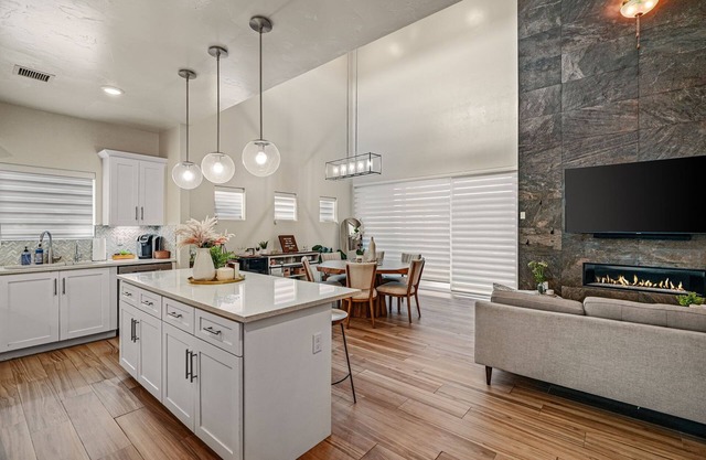 Relax and recharge in this stylish West El Paso home featuring a spacious king suite, dedicated workspace, and a private fenced backyard with BBQ grill and outdoor seating. Just minutes from shopping, dining, and hiking trails, it’s the perfect stay!