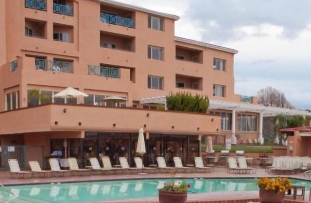 Relax and Recharge! Full Kitchen, Pool, Free Parking, Near Avila Beach Pier