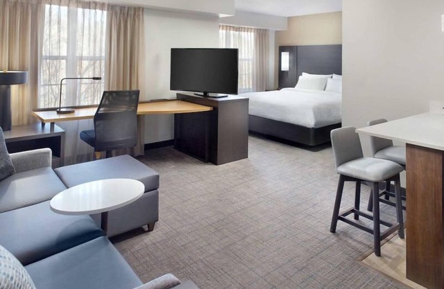 Relax and Recharge! FOUR Modern Units, Pool, Free Breakfast and Airport Shuttle!