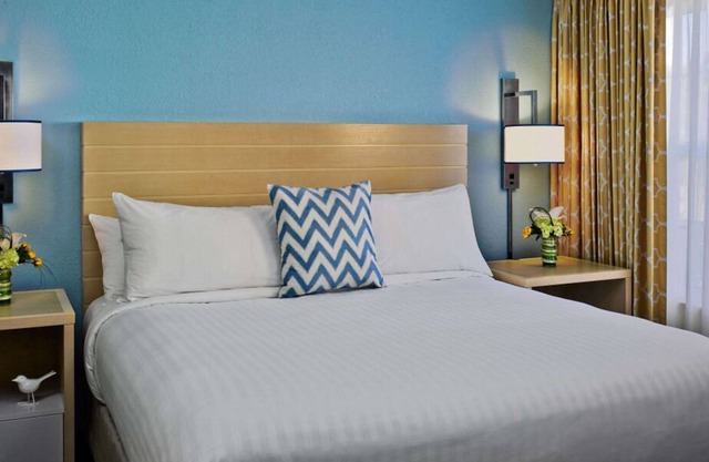Relax and Recharge! Free Breakfast, Free Parking, Pets Allowed