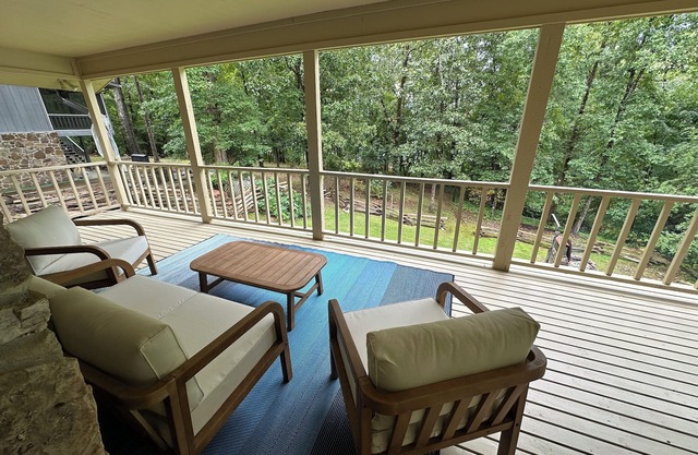 Relax and Refresh right on the lake!