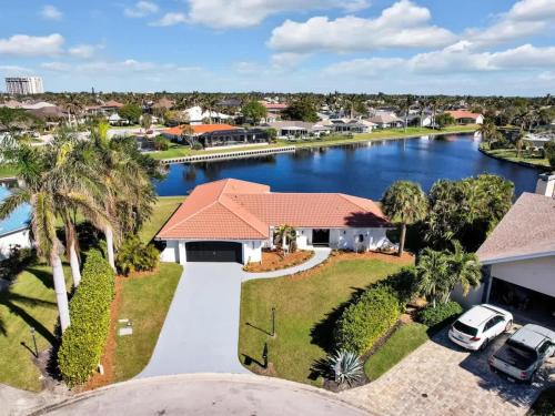 Relax at Lake Breeze 4BR Fort Myers Getaway