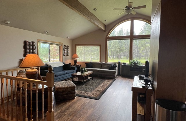 Relax by Priest Lake your cozy retreat within 2 miles to Elkins and the lake