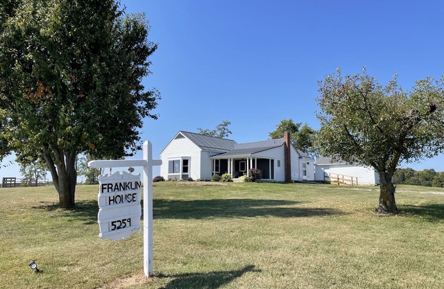 Relax by the fireplace, enjoy our quiet countryside 1-bedroom