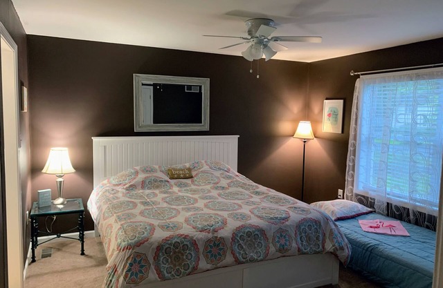 Relax, enjoy the sun, pool and bay!