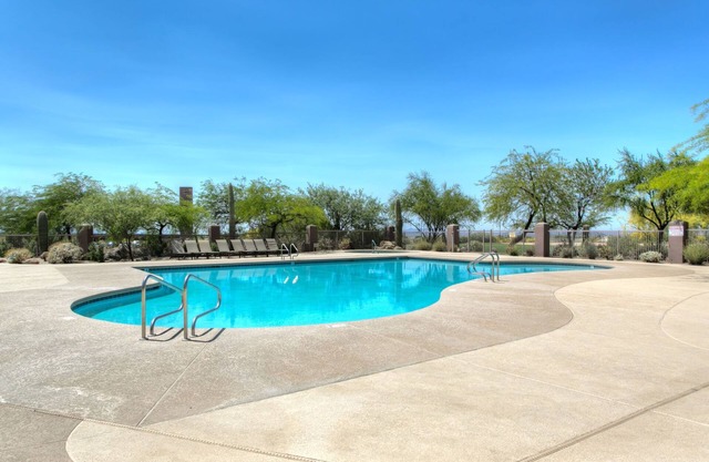 Relax in Harley Style! Sleeps 12! Heated community pool close! Beautiful area!