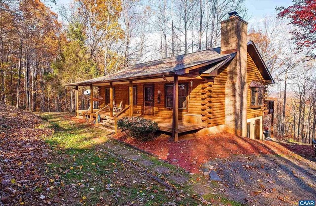 Relax in Natures Beauty: Private Log Cabin with Spacious Open Living Area