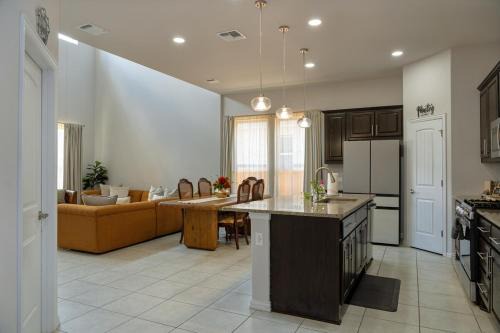 Relax in Style - 3 King Beds - Near San Marcos Outlets