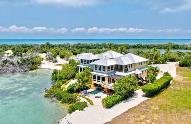Relax on your Oceanfront villa on Seapalm island