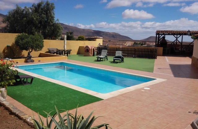 Relax & Recharge Villa,Private pool,garden,free WIFI, BBQ&A/C nr Caleta de Fuste