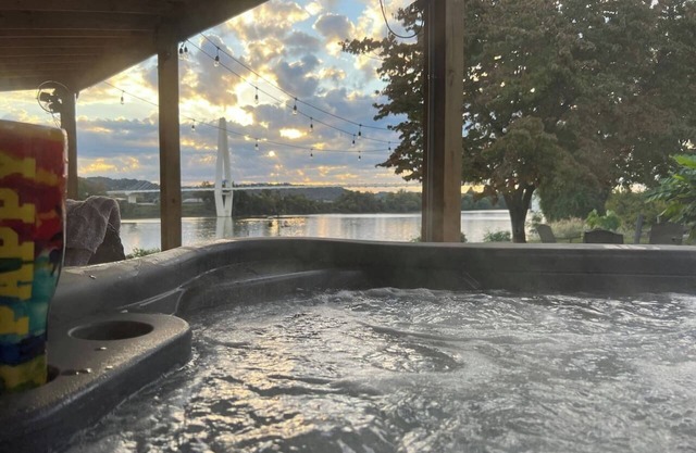 Relax @ Rivertime w/a River & Bridge view + HotTub