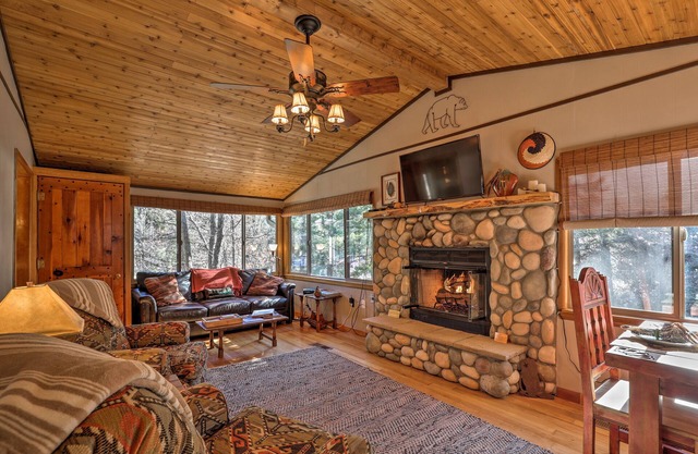 Relax with peaceful river views and wildlife sightings. A perfect retreat.