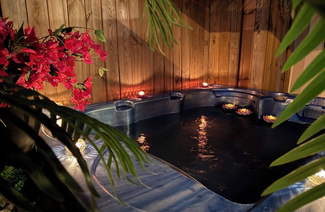 Relaxation break with jacuzzi and sauna by the sea