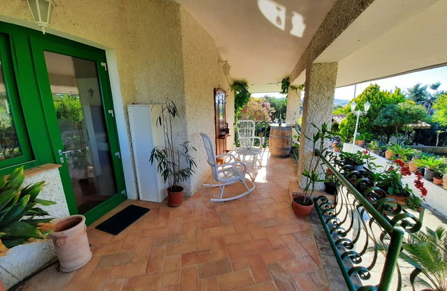 Relaxation in the countryside, house surrounded by greenery, 4 km from the sea