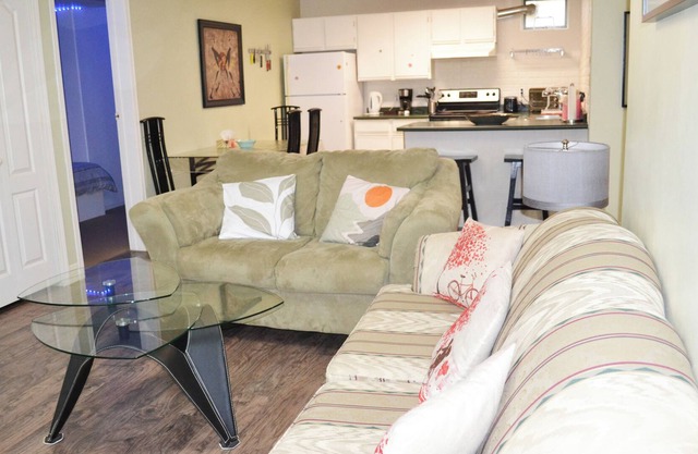 Relaxed and Homey 2-Bedroom/Full Bath Suite -Coquitlam, Douglas College, Lafarge