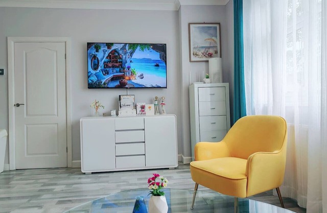 Relaxed, pet-friendly stay with garden and beach nearby