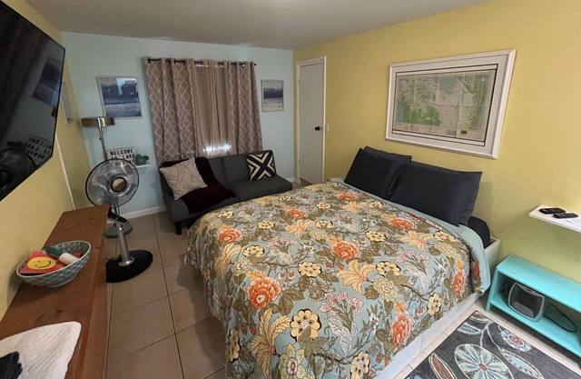 Relaxing 1-bedroom studio in Lake Worth Beach with WiFi and free parking