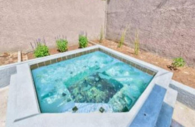 Relaxing 1 Story Villa Hot Tub BBQ By the Strip