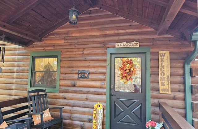 Relaxing 2 bedroom 2 bath cabin minutes from Dahlonega city center!