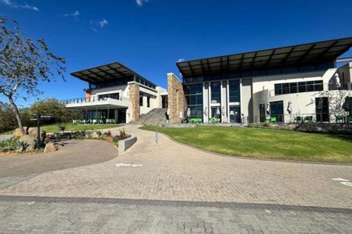 Relaxing 2-Bedroom Stay in Secure Jackal Creek Golf Estate