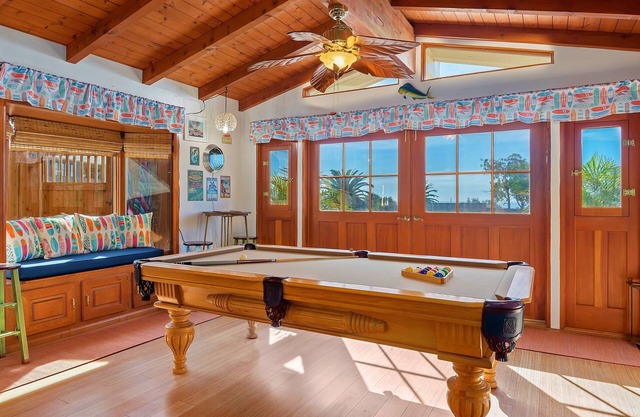 Relaxing 3 bedroom House w/hot tub & 8ft pool table - 5 minutes from beach