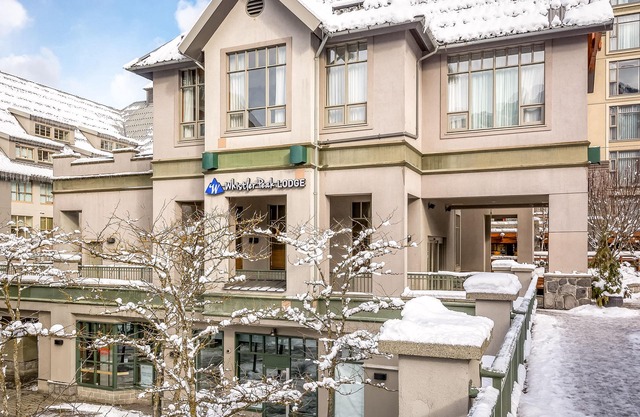 Relaxing 4th-floor studio with ski/mountain views, gym, fireplace, washer/dryer