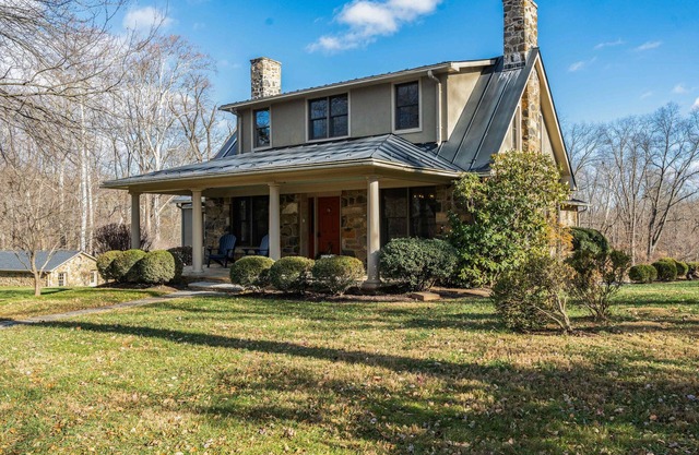 Relaxing Aldie Retreat, with Fireplaces and Pool