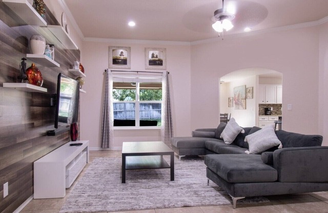 Relaxing and spacious 4bd/2 Ba