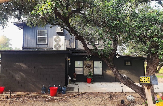 Relaxing cabin, dock accessible just steps away from Lake Travis. Dog friendly!