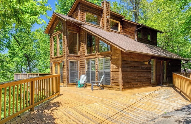 Relaxing Cabin! Great Mountain Views! Centrally Located! Awesome Deck! Hot Tub