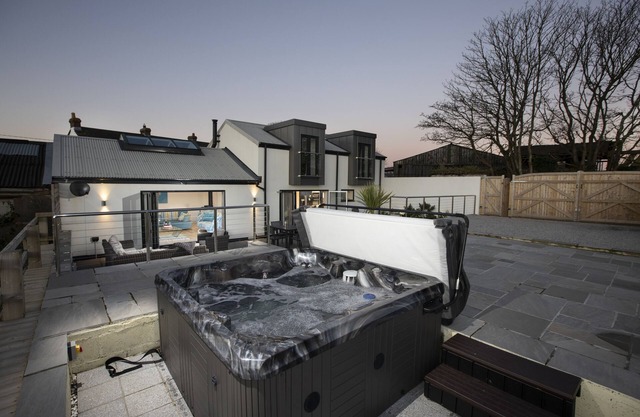 Relaxing Cornish Bliss with Hot Tub & Log Burner close to Beach & Country Walks