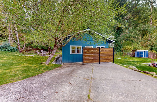 Relaxing cottage with fishing gear, fireplace, gas grill, patio, & kitchenette