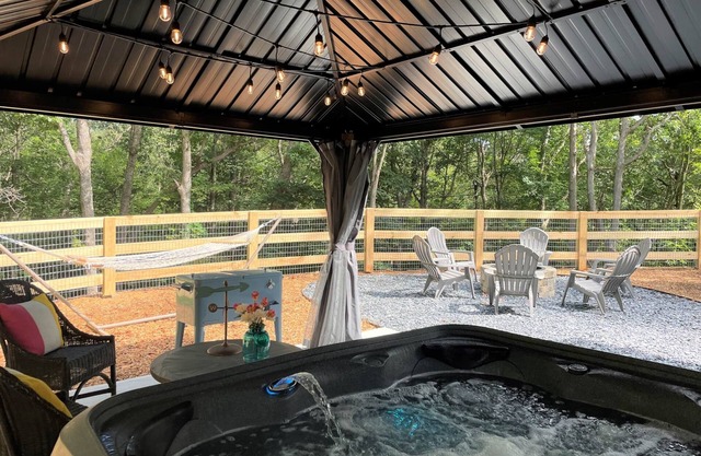 Relaxing Dahlonega Cottage with Hot Tub