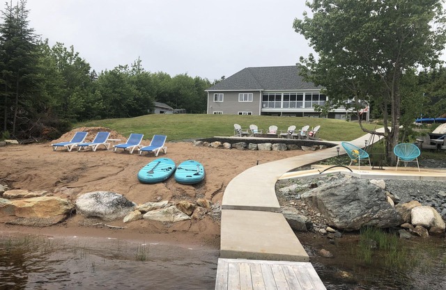 Relaxing, fun family lakefront retreat - 30 mins to Halifax!
