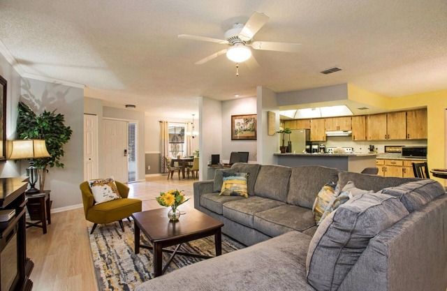 Relaxing Getaway: King Bed, Hot Tub, Pool Table, Ping Pong & Private Yard!