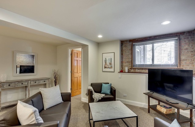 Relaxing in Ravenswood - This Neighborhood is Great for Any Group and Close to Everything! by AllSet Turnover