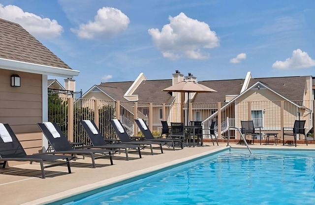 Relaxing King Stay w/Free Breakfast, Outdoor Pool & Gym | Pet-friendly!