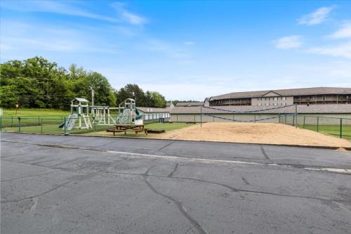 Relaxing Lakefront Condo w/2 Heated Pools, Boat Ramp & Slip, Near Golf & Parks