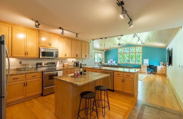 Relaxing Neighborhood Close To Trails, Parks, Lakes, Shops, Restaurants & More!