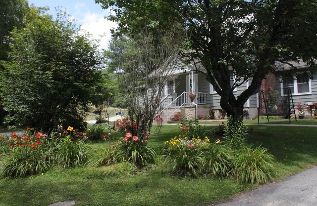 Relaxing, quiet country setting. Close to many Mountain activities!