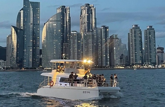 Relaxing Retreat: Cozy Jacuzzi Suite Steps from Haeundae Beach