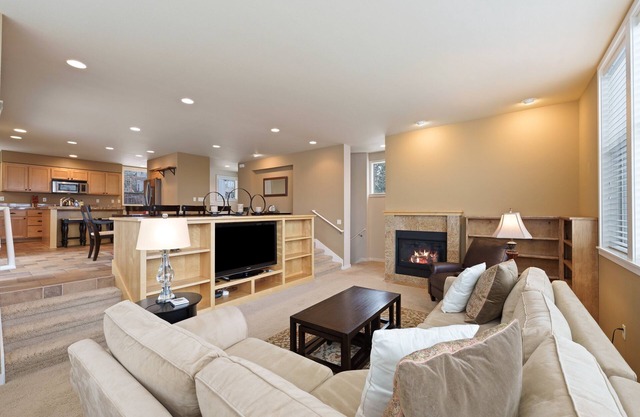 Relaxing Retreat w/hot tub, Views and AC