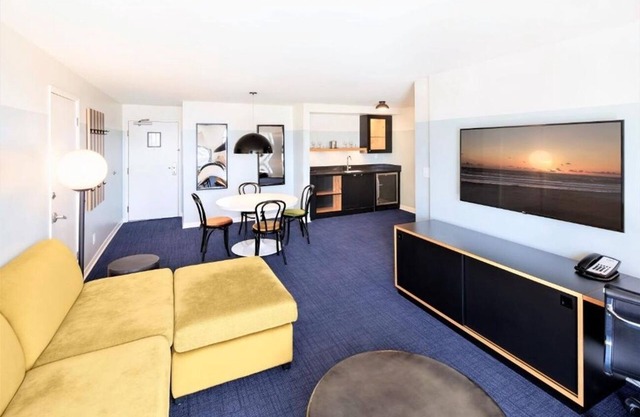 Relaxing Room in the Heart of Venice Beach | Balcony | Free Breakfast | Rooftop