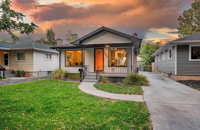 Relaxing & Stylish: Close to Downtown ~ Yard ~ Pkg