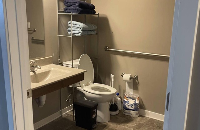 Relaxing townhome a few blocks from shopping and dining out!