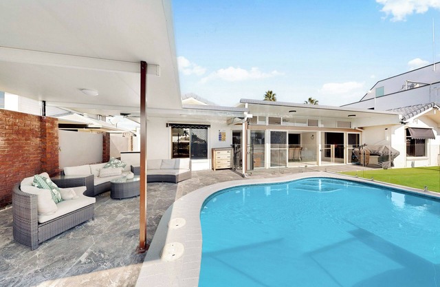 Relfections at Newport 5Bedroom Pool and Canal Living