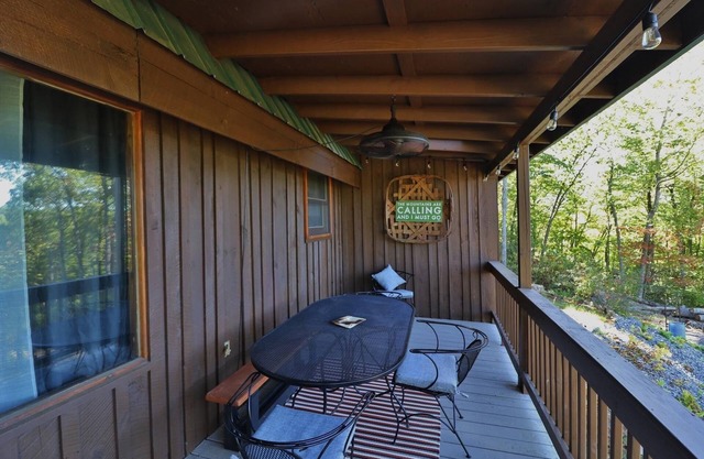 Rema Mae's Mountain Retreat-Relaxing Mountain Cabin