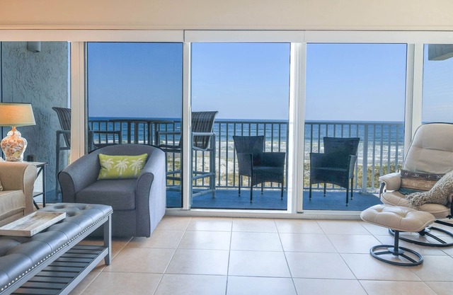 REMODELED 2/2 Direct Oceanfront 3rd floor end-unit w elevator and wrap balcony
